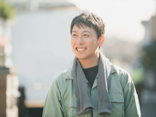 笑顔が素敵な男性。