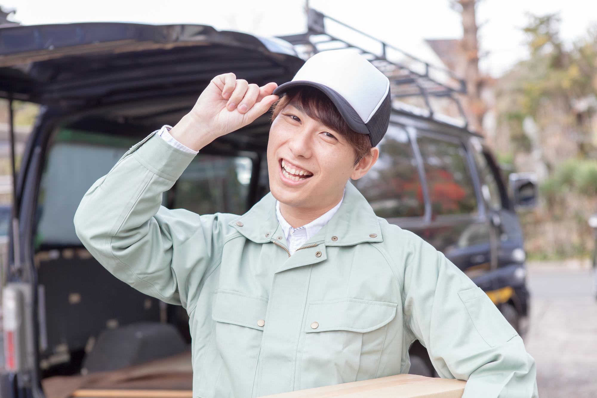 気持ちのよい挨拶をする男性。