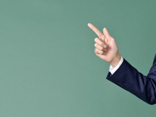 黒板を指差す男性